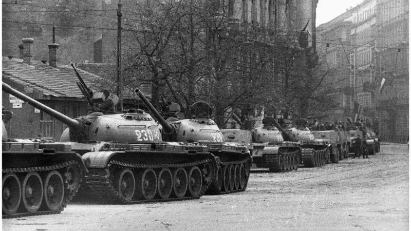 Ruski tenkovi u Budimpešti tokom gušenja antikomunističkog ustanka 1956.