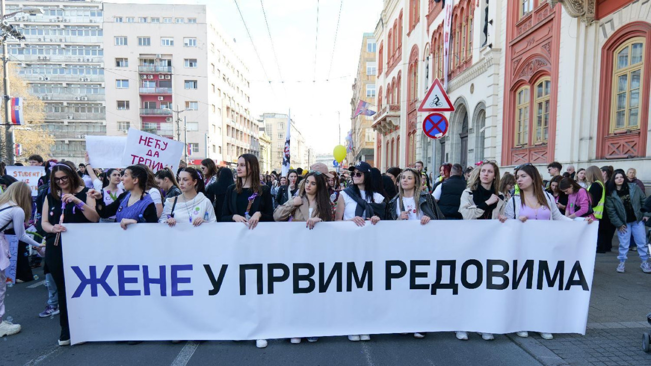 studentski skup na Trgu republike