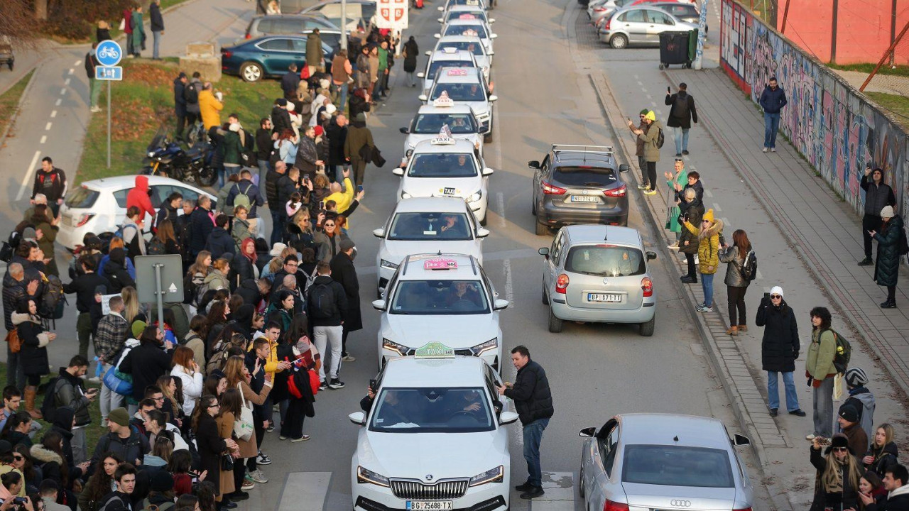 Beogradski taksisti dolaze po studente u Novi Sad posle blokade mostova početkom februara