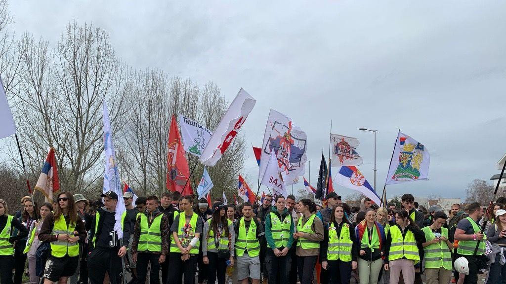 Grupa studenata iz Valjeva i Šapca krenula iz Obrenovca ka Beogradu