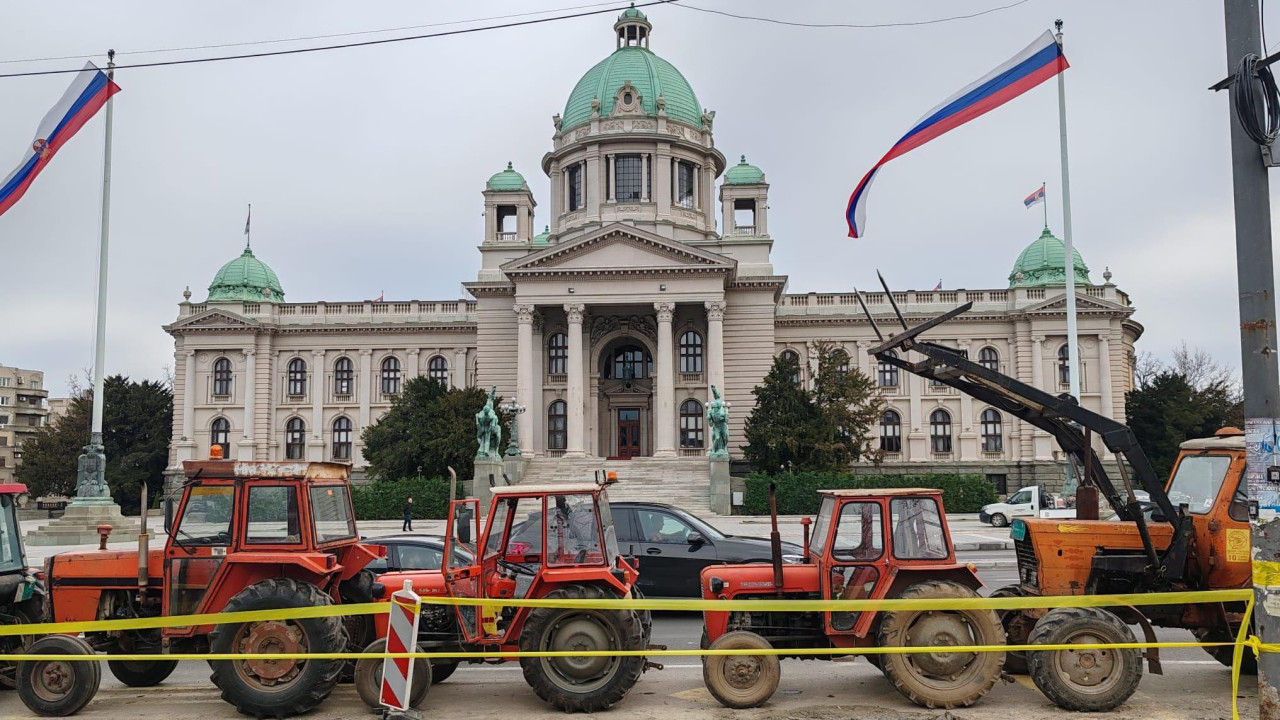 Traktori oko Pionirskog parka gde je grupa mladih koja sebe zove Studenti 2.0