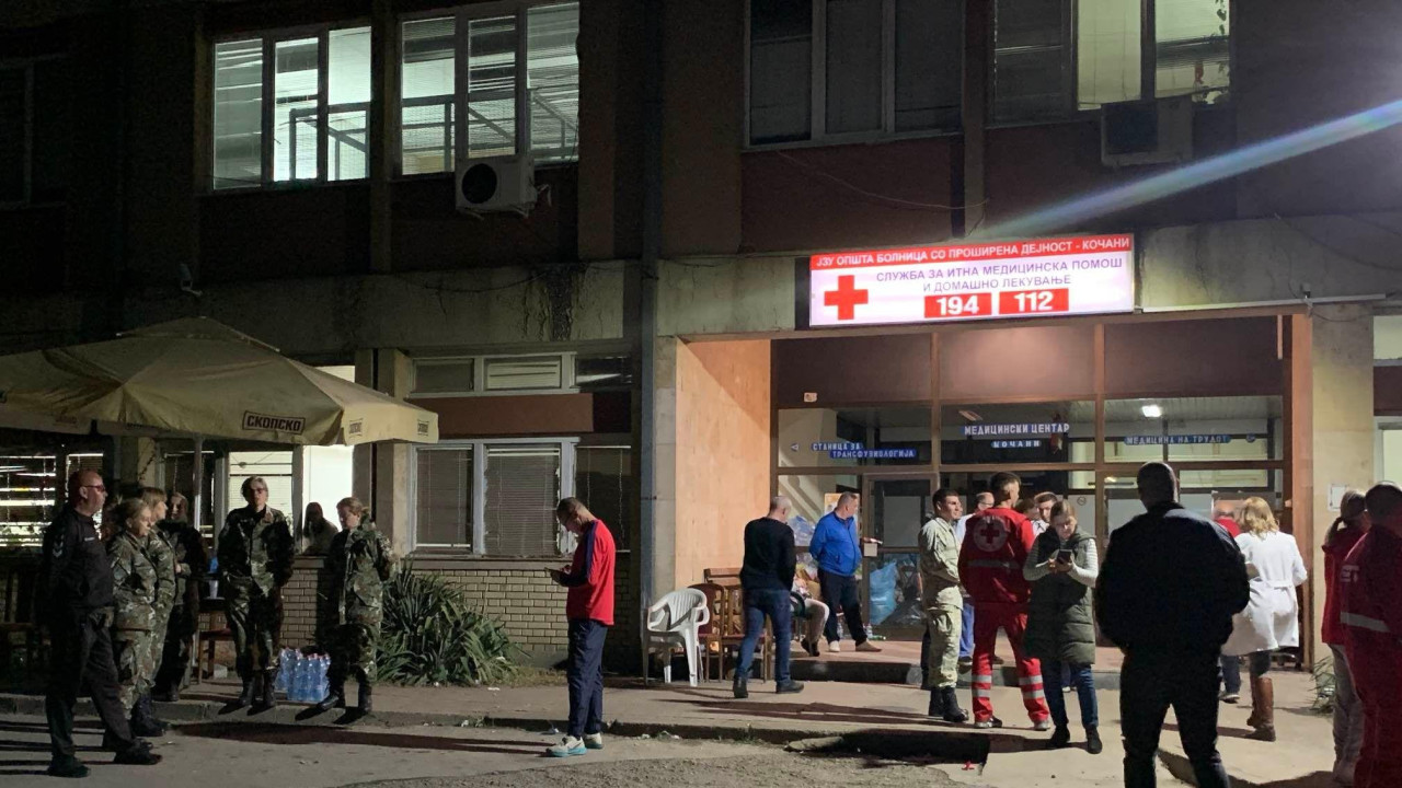 Ispred bolnice u Kočanima veliki broj sugrađanja, policije i medicinskog osoblja