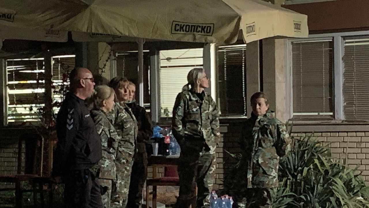 Pripadnici vojne policije ispred bolnice u Kočanima