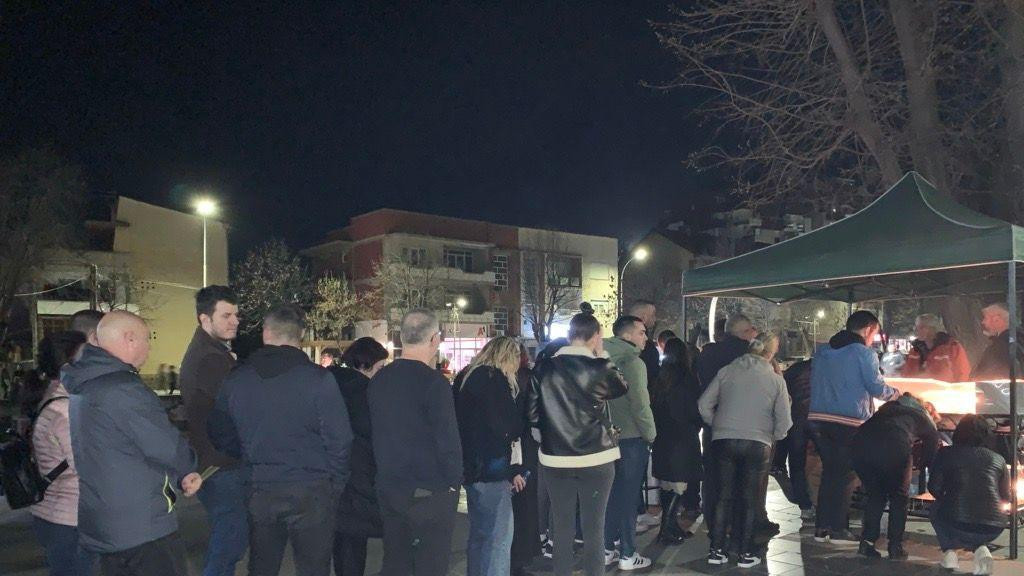 Ljudi u redu čekaju da upale sveću stradalima u nezampaćenoj tragediji u Severnoj Makedoniji