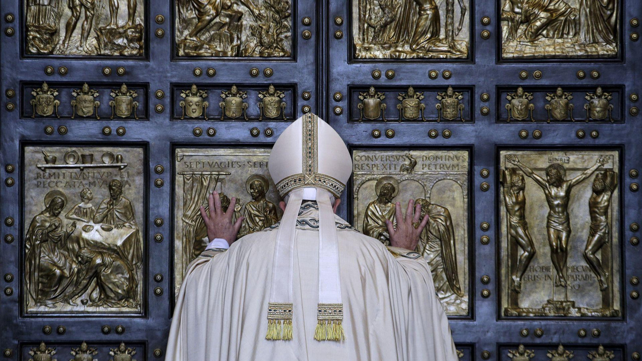 Papa Franja otvara vrata bazilike Svetog Petra, čime je obeležen početak Jubileja godine milosrđa, 8. decembra 2015. godine 