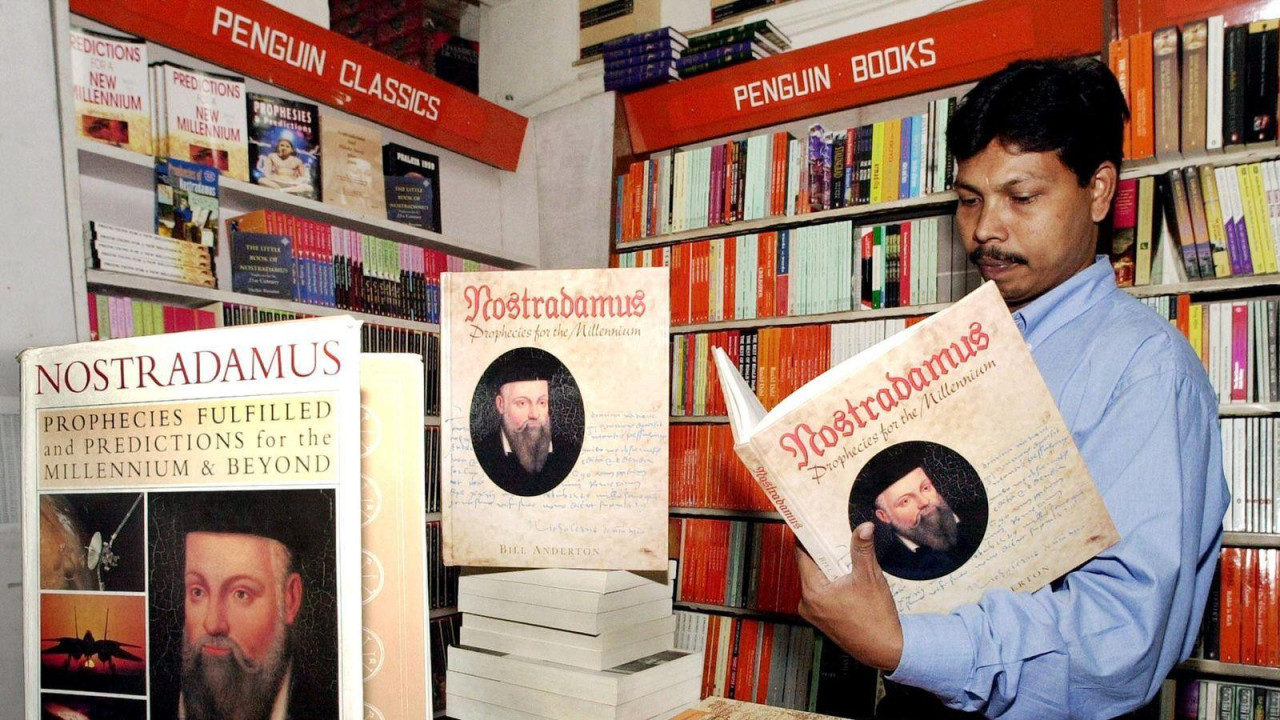 Mušterija prelistava Nostradamusovu knjigu Proročanstva u knjižari 2001.