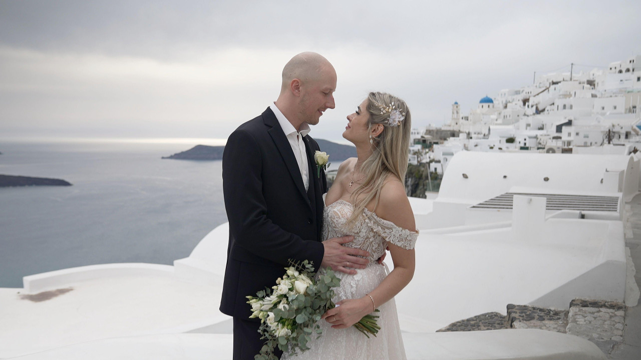 Mladenci Tom i Kristina na Santoriniju