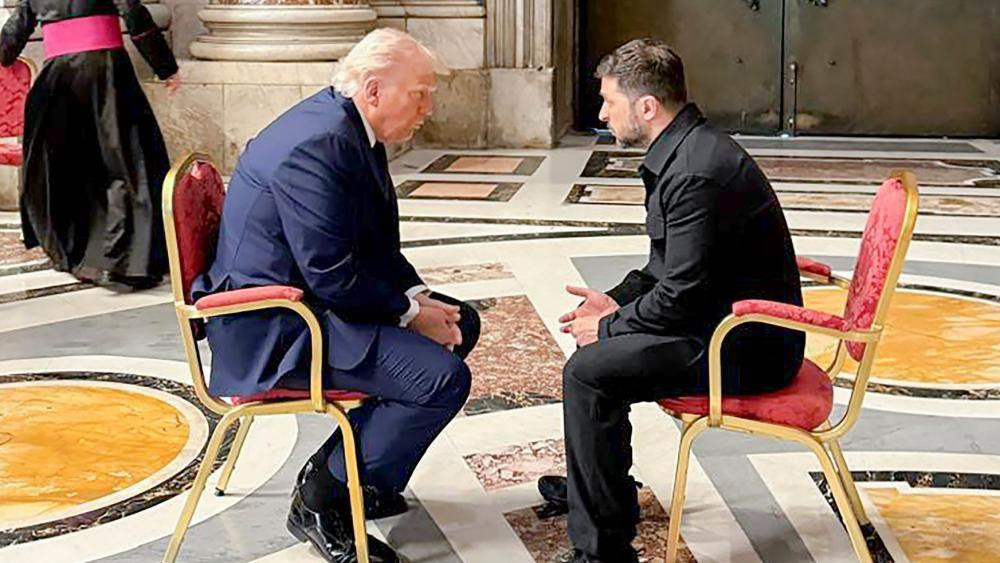 Donald Tramp i Zelenski u stolicama razgovaraju u bazilici Svetog Petra. 