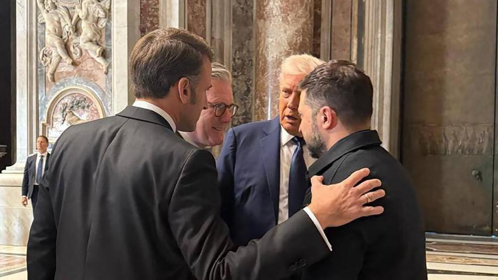 Premijer Velike Britanija Kir Starmer i francuski predsednik Emanuel Makron razgovaraju sa UK Prime Minister Sir Keir Starmer and French President Emmanuel Macron sa Trampom i Zelenskim u bazilici