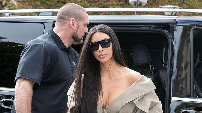 Kim Kardašijan stiže u restoran 'L'Avenue' sa telohraniteljem Paskalom Duvijeom 2. oktobra 2016. godine