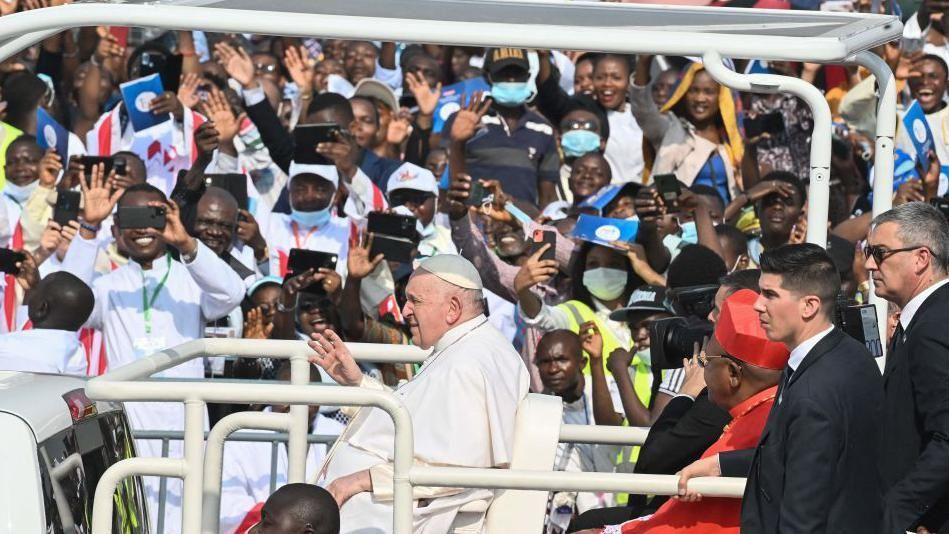 Hiljade ljudi došle su da vide papu Franju 2023. tokom njegove posete Demokratskoj Republici Kongo i Južnom Sudanu