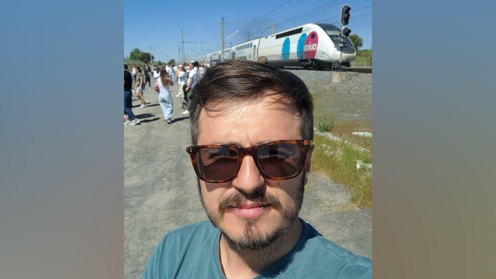 Džonatan Emeri je bio oduševljen velikodušnošću lokalnog stanovništva koji su putnicima voza donosili vodu i hranu