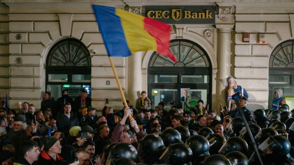 Policija i demonstranti sa rumunskom zastavom u rukama