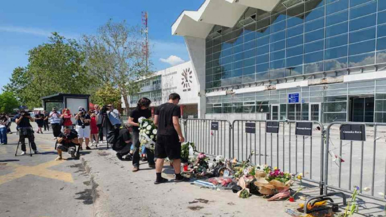 Građani u Novom Sadu ostavljali su 1. maja 2025., na šest meseci od tragedije, ostavljali su cveće kod stanice u čast žrtvama 