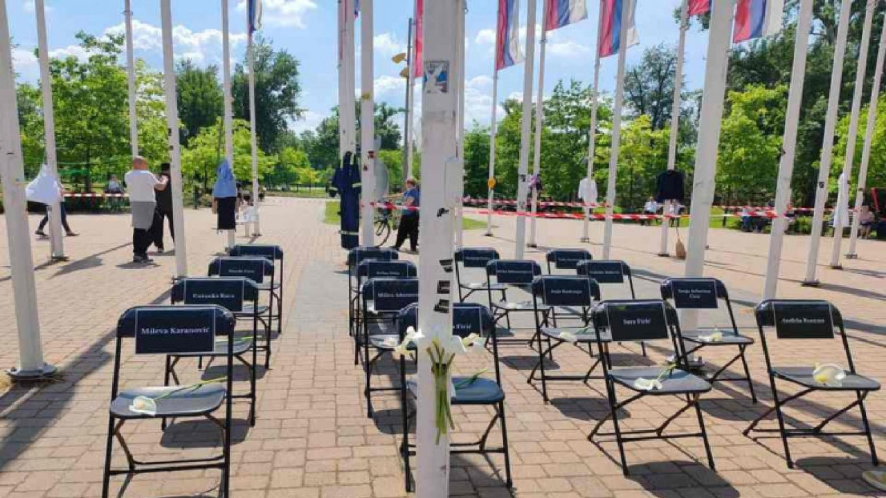 U Limanskom parku postavljeno je 16 praznih stolica sa ispisanim imenima žrtava i na svakoj, po jedan beli cvet, novi sad, protest u novom sadu, tragedija u novom sadu, spomenik žrtvama u Novom Sadu