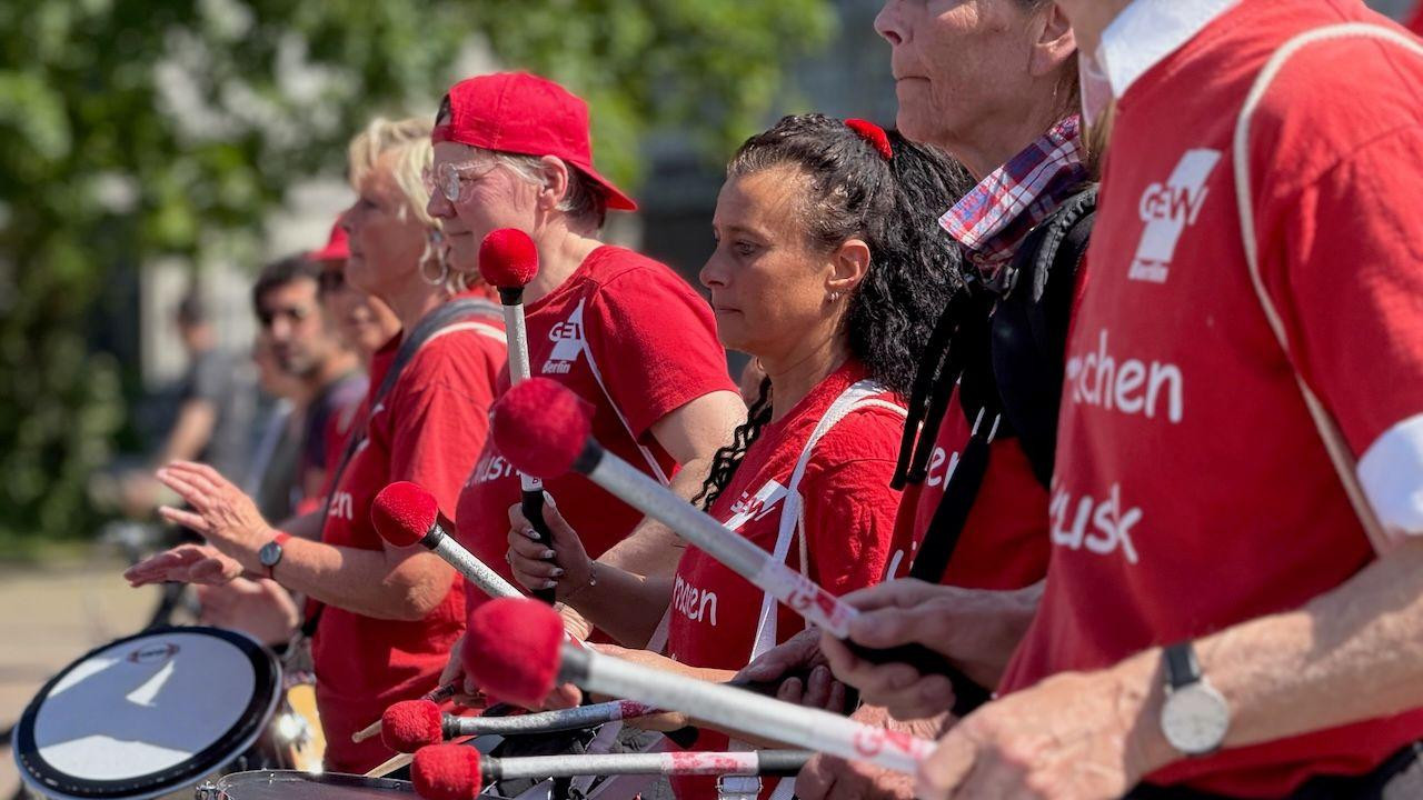 Bubnjari su davali ritam koraka protestne šetnje