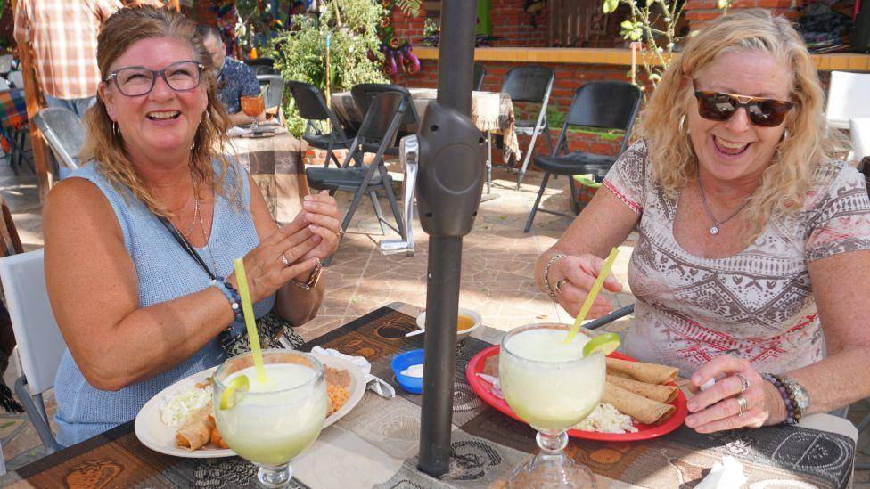 turisti piju margaritu