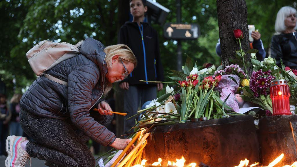 paljenje sveća ispred OŠ Vladislav Ribnikar 3. maj 2023.