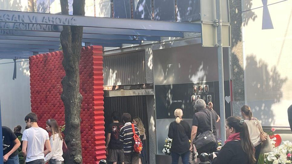 Građani prilaze da odaju poštu preminulima na dvogodišnjicu tragedije
