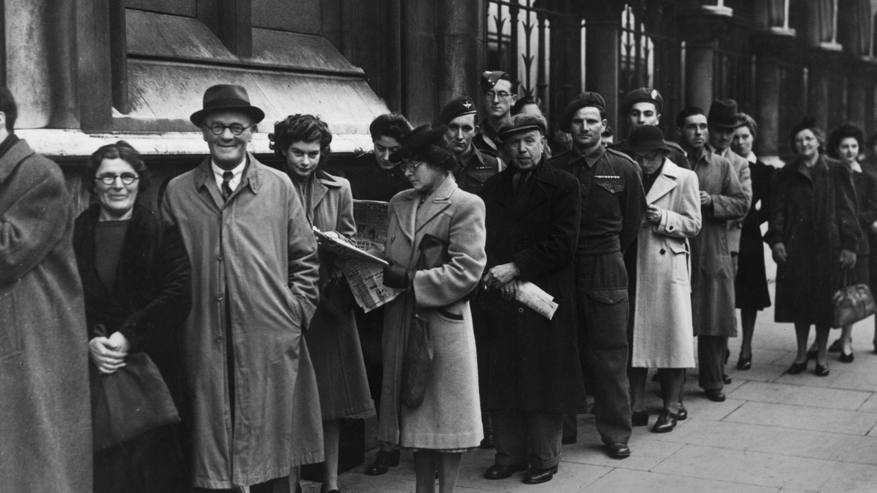 Ljudi stoje u redovima ispred Old Bejlija u Londonu da bi gledali suđenje Vilijamu Džojsu za izdaju, u septembru 1945. godine