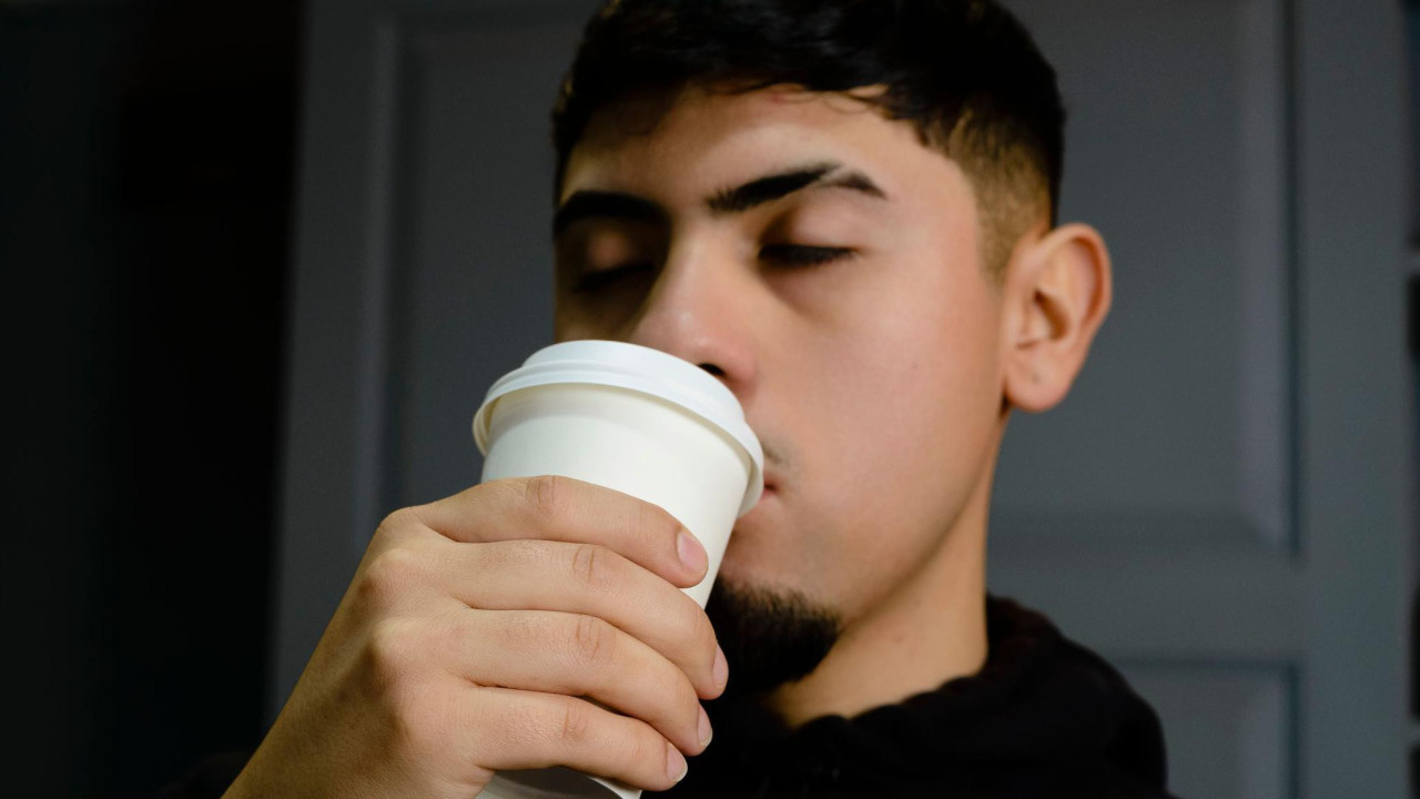 kafa, muškarac pije kafu