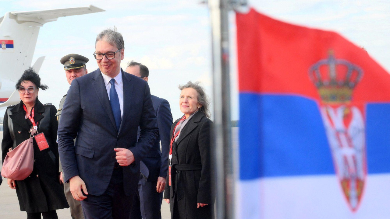 Predsednik Srbije u plavom odelu na aerodromu u Moskvi 