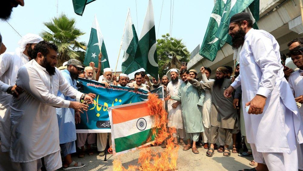 indija, pakistan, sukob indije i pakistana, pakoistanci spaljuju indijsku zastavu