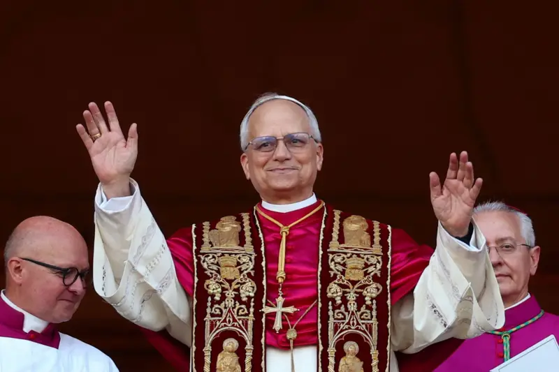 Novi papa pozdravlja vernike sa balkona