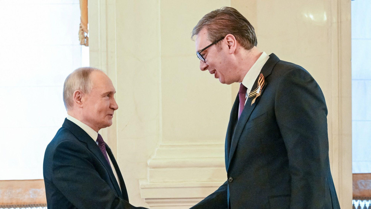Vladimir Putin levo i Aleksandar Vučić desno rukuju se