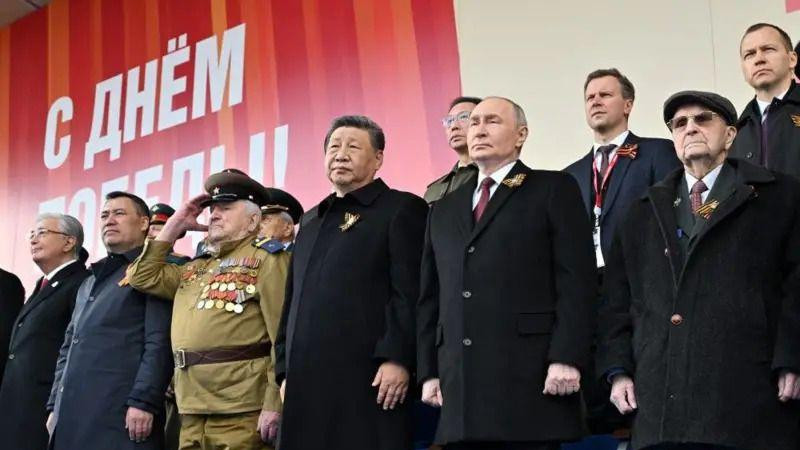 Kineski i ruski predsednici Si Đinping i Vladimir Putin u svečanoj loži na Crvenom trgu u Moskvi posmatrali su defile ruske vojnika i naoružanja. U defileu su učestvovali i pripadnici vojski drugih država, među kojima i kineski