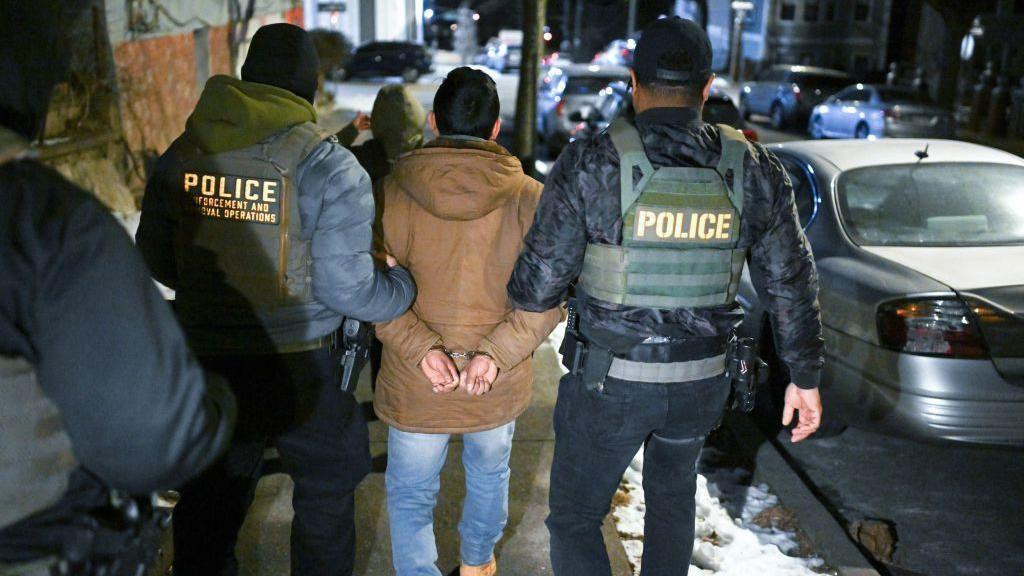 Policija privodi muškarca