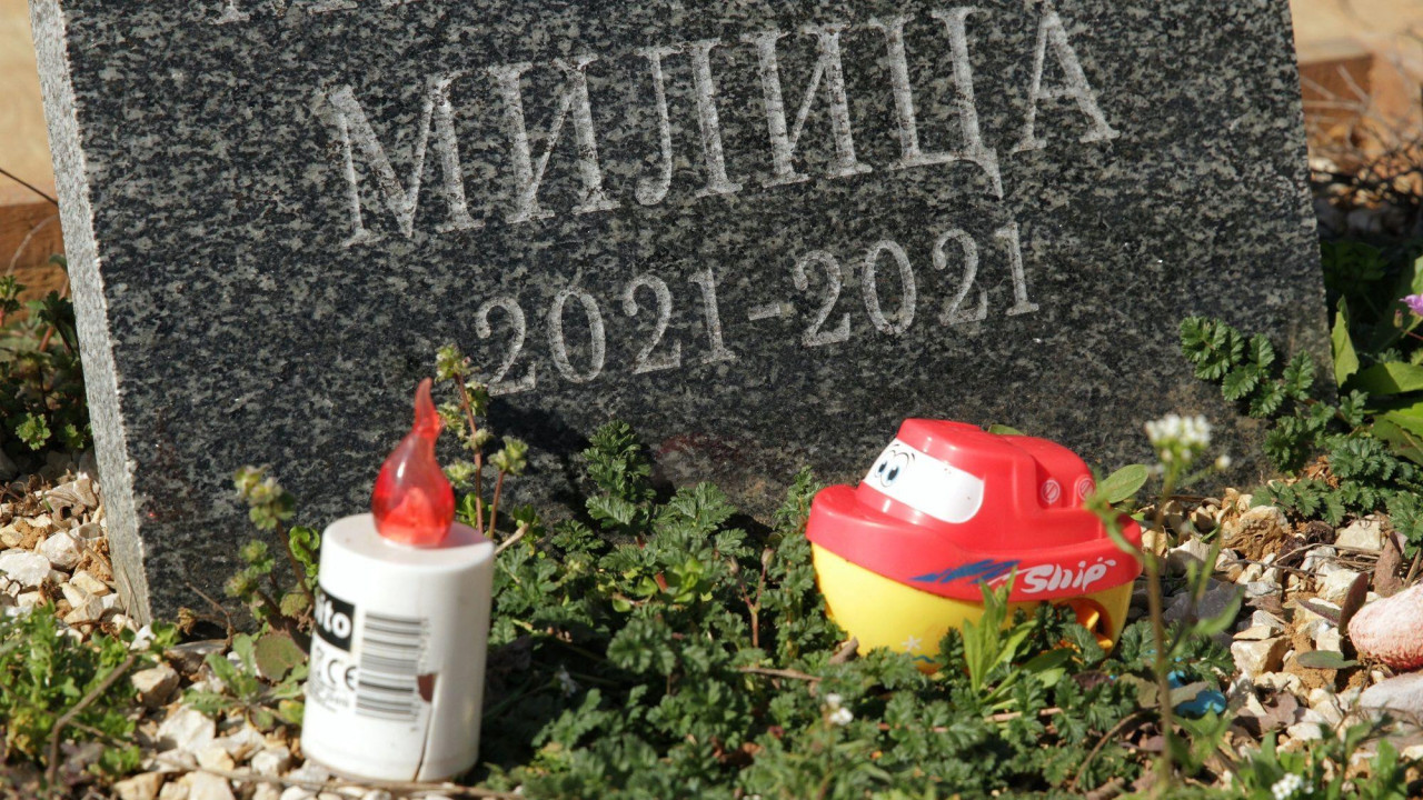 Na jednom od grobnih mesta je spomen ploča sa imenom i igračka pored