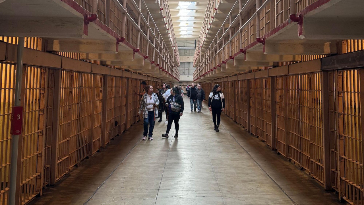 Turistička grupa u poseti Alkatrazu