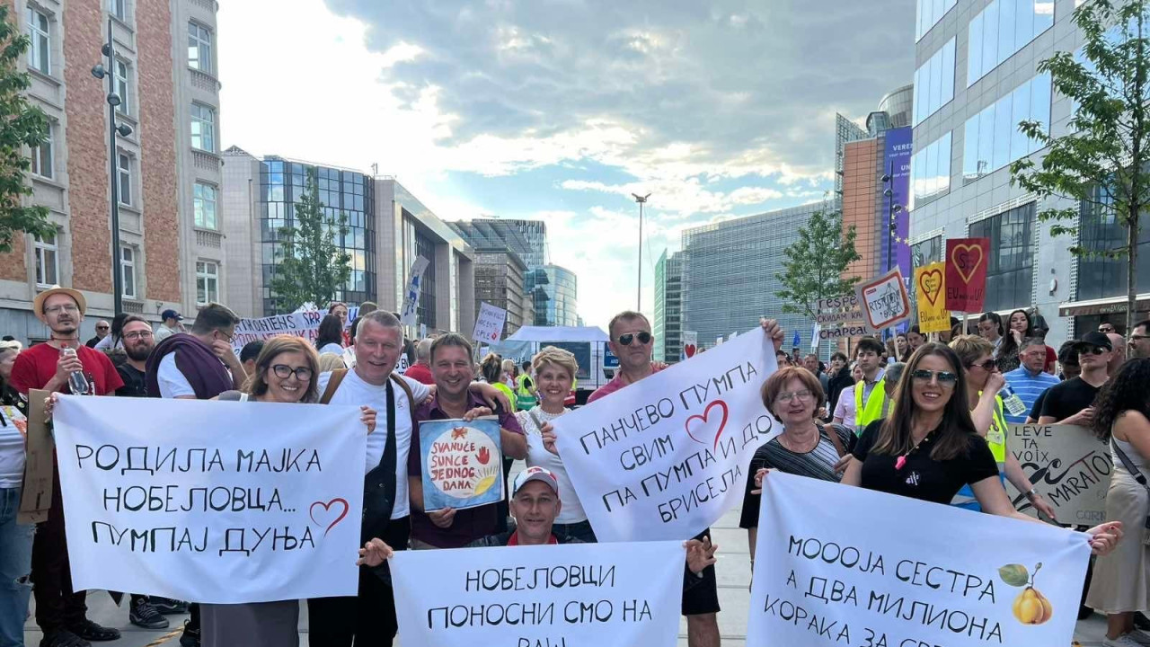 Muškarci i žene drže transparente u rukama