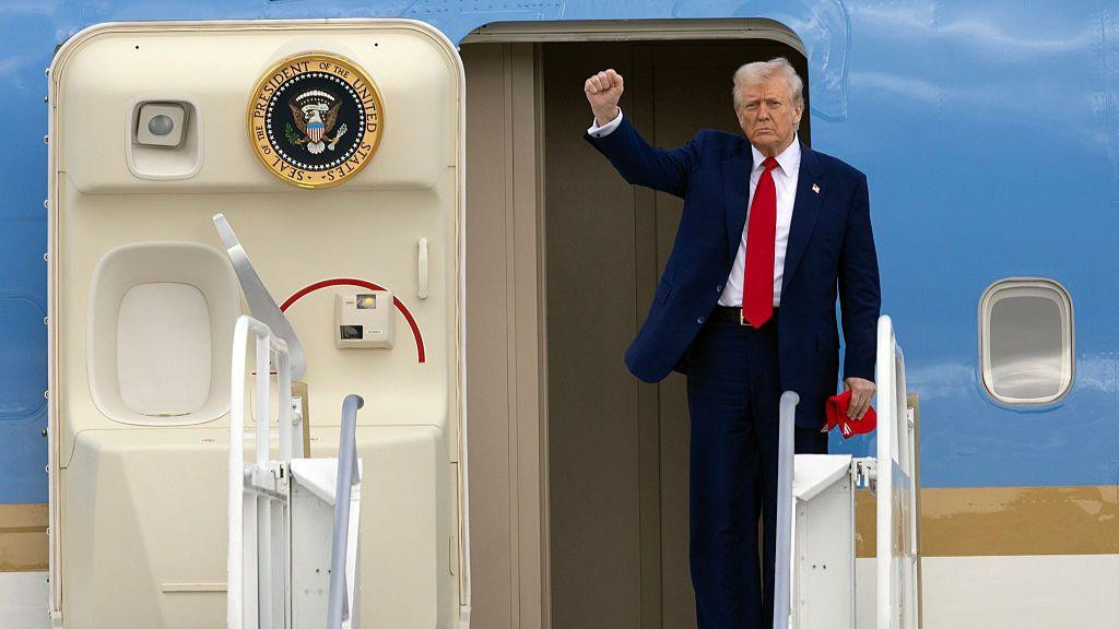Donald Tramp u avionu Air Force One