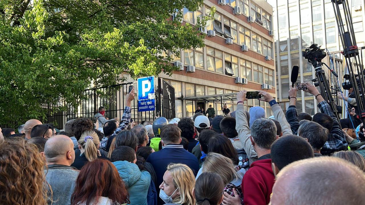 Građani pred zadnjim ulazom u zgradu novosadskom suda i tužilaštva