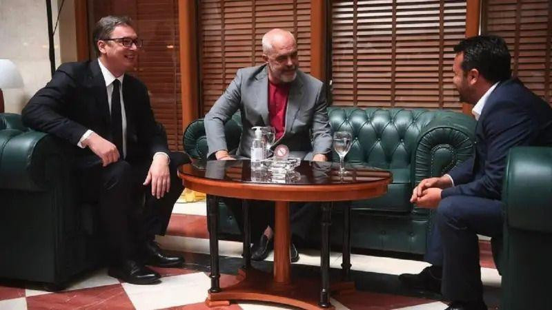 Predsednik Srbije Aleksandar Vučić (levo), albanski premijer Edi Rama (u sredini) i bivši premijer Severne Makedonije Zoran Zaev