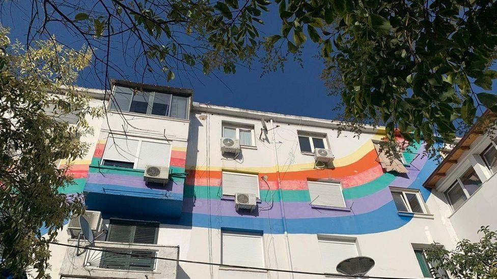 Mnoge sive zgrade u cebtru Tirane dobile su novo šareno ruho