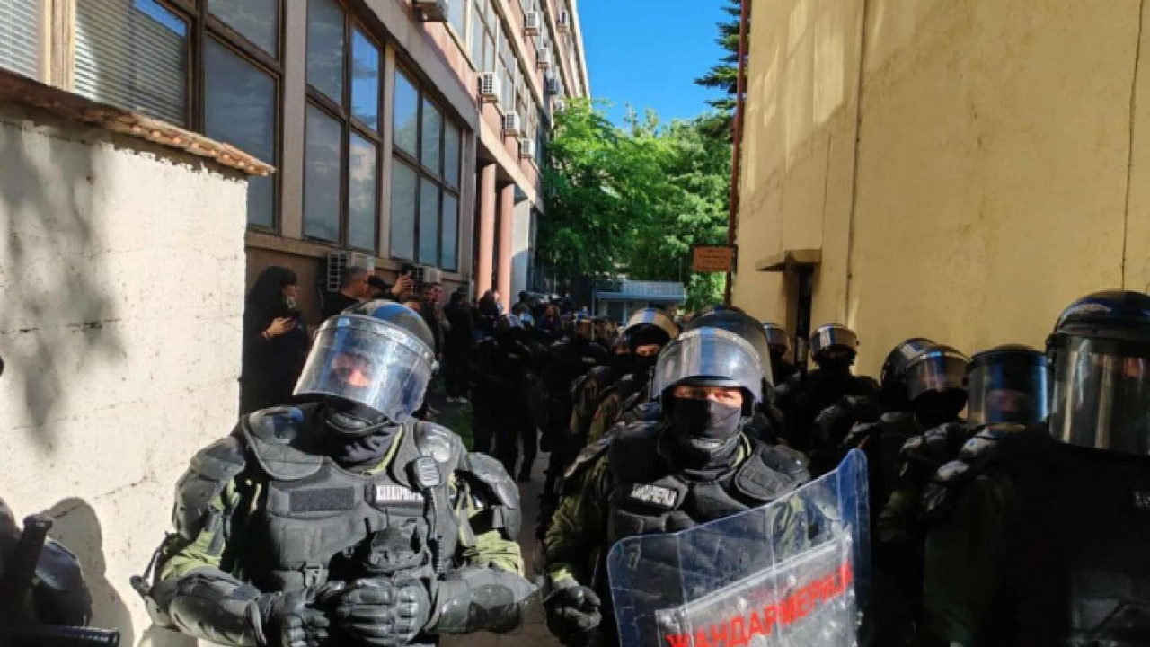 Pripadnici žandarmerije ispred suda u Novom Sadu