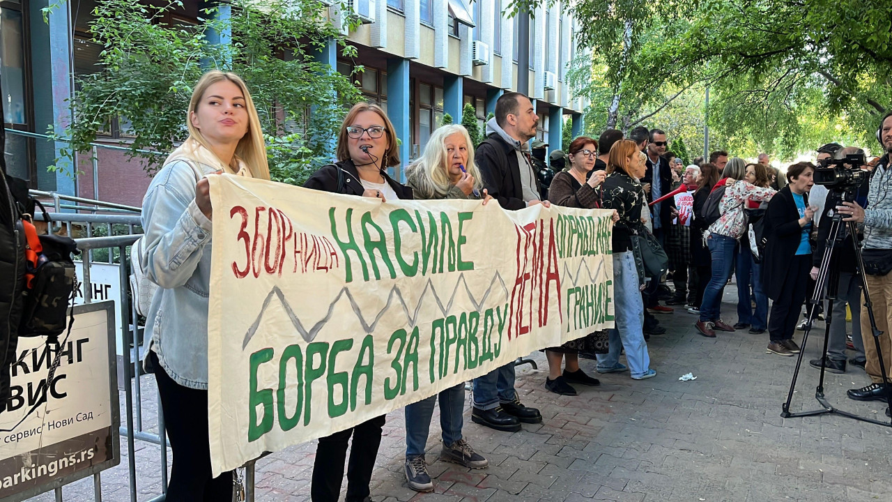 Građani pred zgradom suda u Novom Sadu na blokadi podrške pritvorenim aktivistima