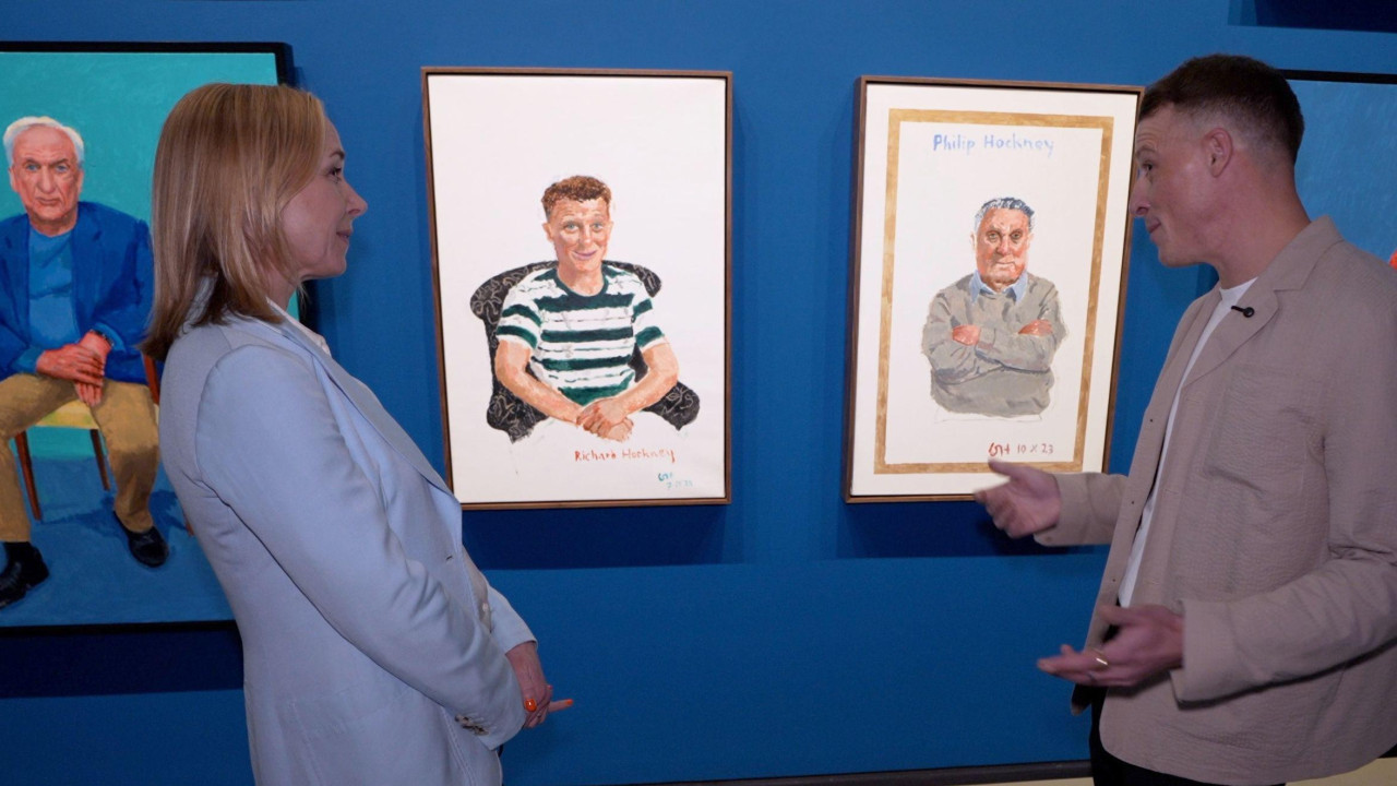 Hoknijev pranećak Ričard gleda portret samog sebe u prugastoj majici pored BBC urednice Kejti Razal