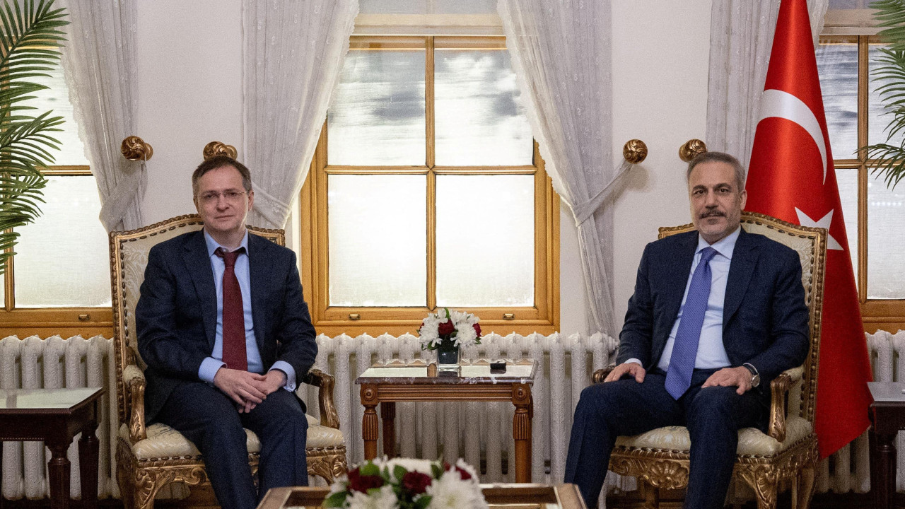 Vladimir Medinski i Hakan Fidan sede u foteljama i poziraju