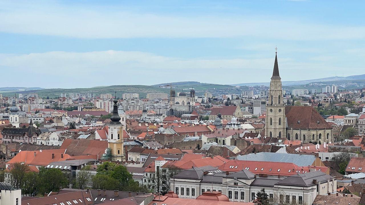 Kluž se nalazi u središtu Rumunije, u istorijskoj oblasti Transilvaniji