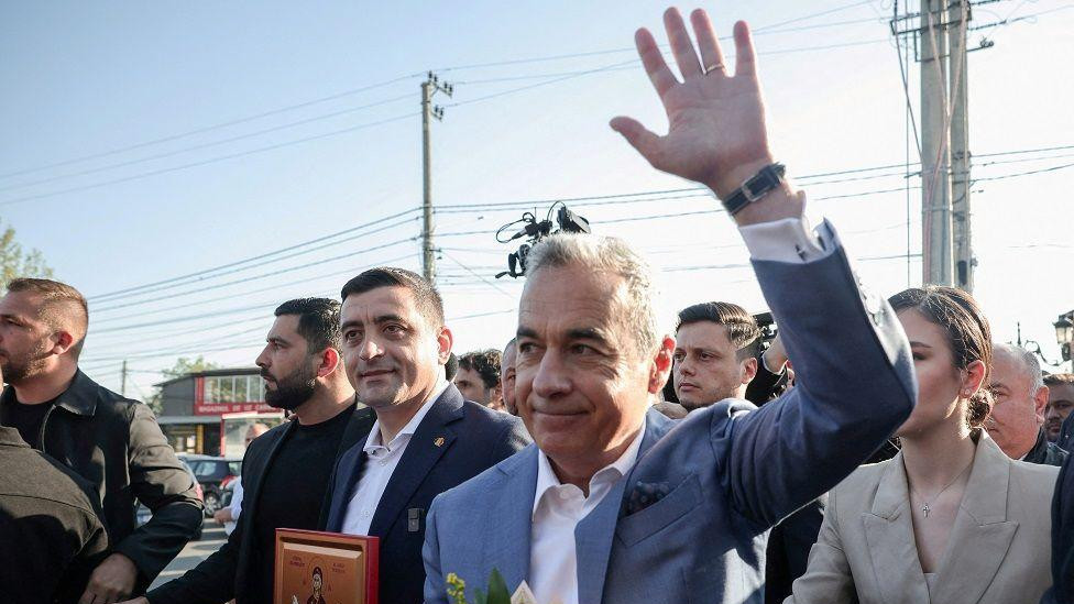 Kalin Đorđesku maše pored predsedničkog kandidata Simiona koji u ruci drži pravoslavnu ikonu Svete Petke