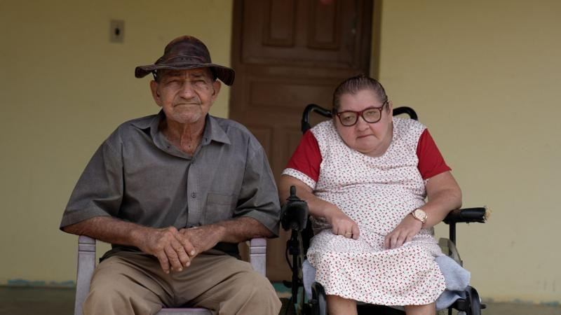 Manoel Firmino, poznat kao Seu Lolo, živi sa ćerkom Režane, jednom od mnogih u Serinji koji imaju bolest SPOAN
