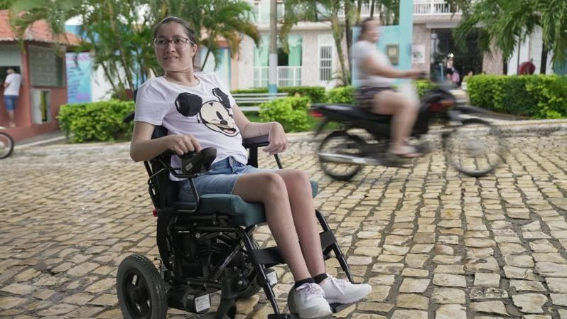 Paula, dete u invalidskim kolicima