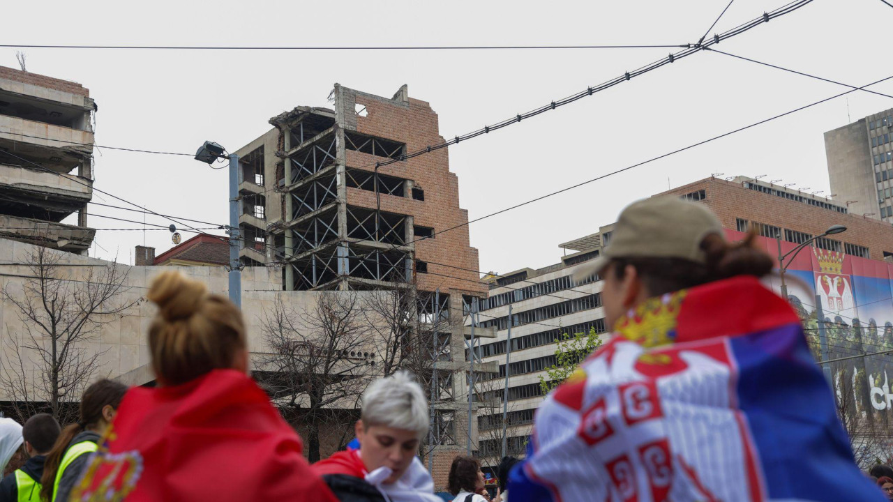 Ogrnute devojke zastavom Srbije