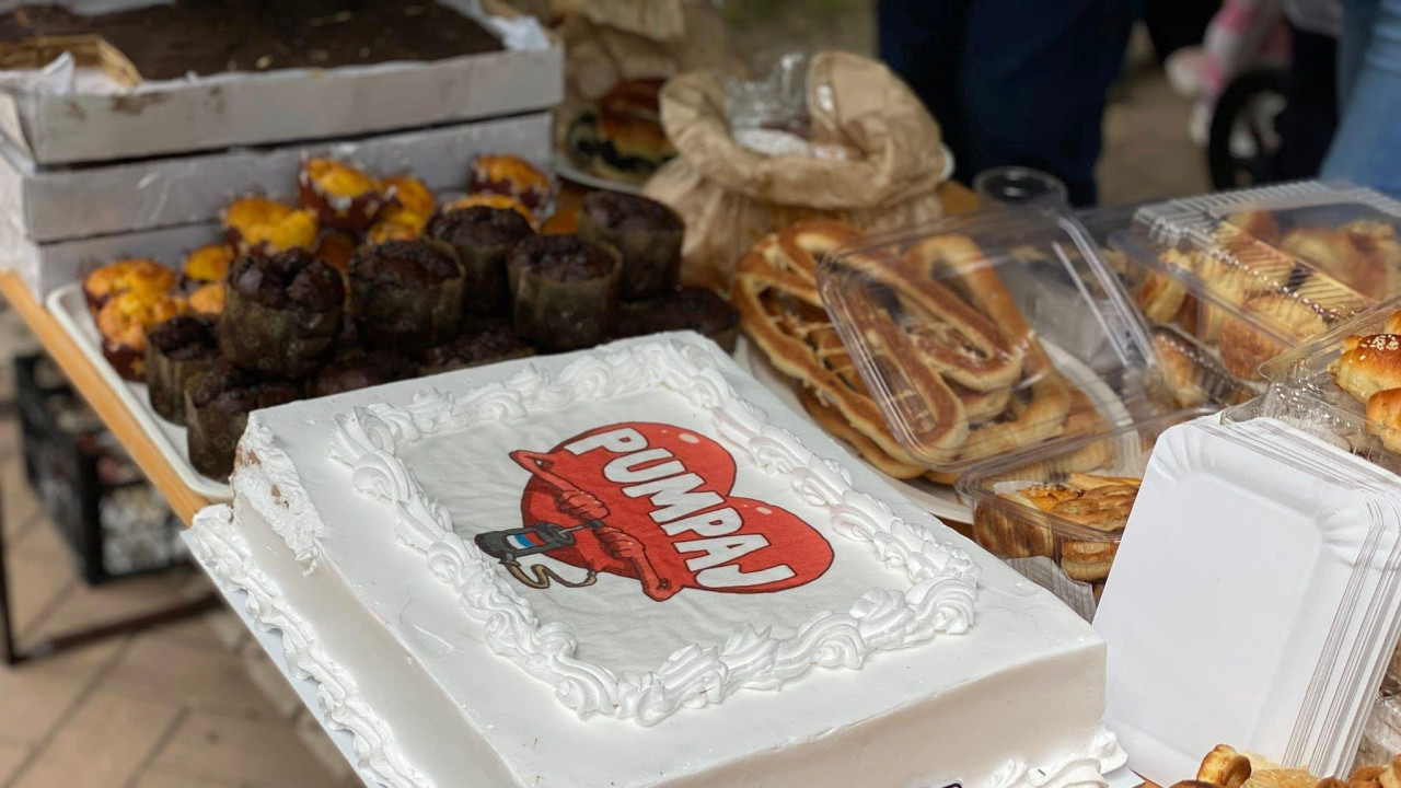 Torta na kojoj je pumpa u srcu i pored registarske tablice SU Pumpaj