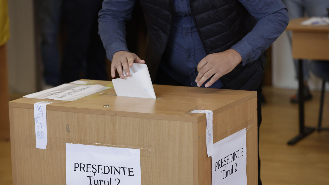 Glasačka kutija u koju neko ubacuje listić