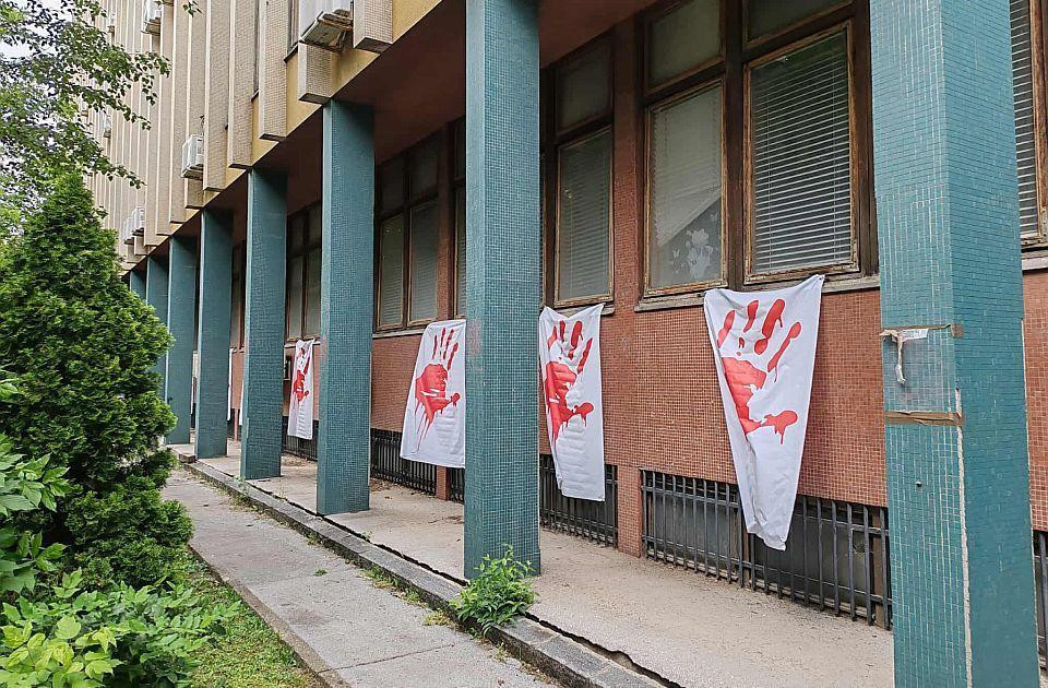 Krvave ruke na zgradi suda